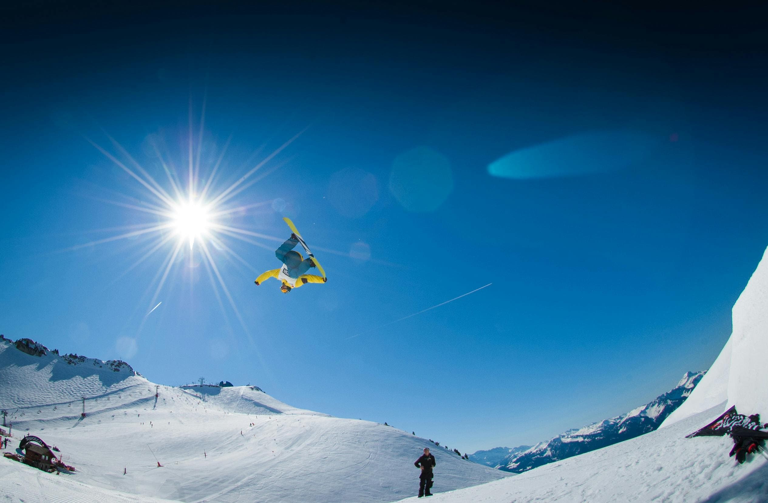 Station de ski en France entourée de montagnes enneigées